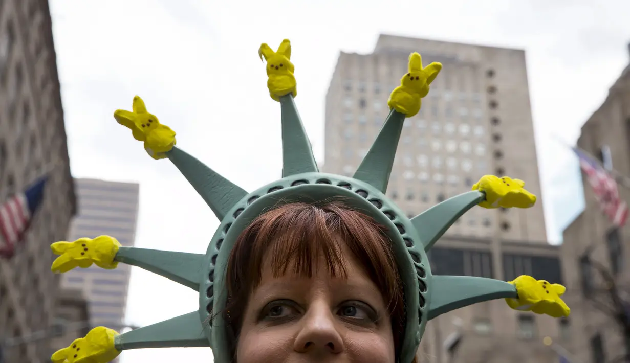 Seorang wanita mengenakan topi menyerupai patung Liberty saat menghadiri Parade Paskah dan Festival Bonnet di New York City, Minggu (5/6/2015). (Reuters / Eric Thayer)
