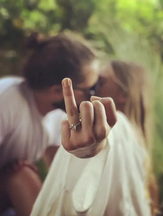 Di unggahan fotonya itu Margot tampak memamerkan cincin sambil berpose mesra dengan Tom. Di fotonya itu Margot pun tidak menyertakan keterangan, dan hal itu lah yang membuat kabar pernikahan mereka ramai beredar. (Instagram/Margotrobbie)