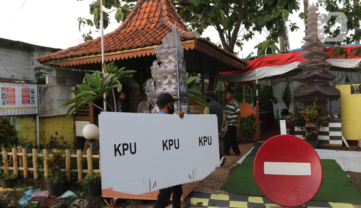 Petugas membawa logistik pilkada menuju Tempat Pemungutan Suara (TPS) 33 di lingkungan RT 05 RW 06 Kelurahan Cipayung, Depok, Jawa Barat, Selasa (8/12/2020). Sejumlah logistik pilkada Depok 2020 di distribusikan dari kelurahan Cipayung ke sejumlah TPS. (Liputan6.com/Herman Zakharia)