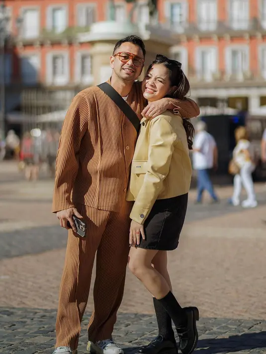 Menutup penampilan, Nagita kenakan leather loafers Prada seharga Rp18,4jutaan dan kaus kaki panjang [@raffinagita1717]