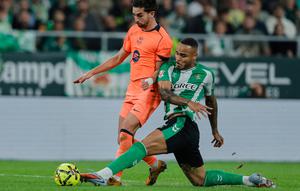 Bek Real Betis, Natan mencoba untuk merebut bola dari kaki Ferran Torres, Minggu (7/12/2025) (AP Photo/Manu Reino)