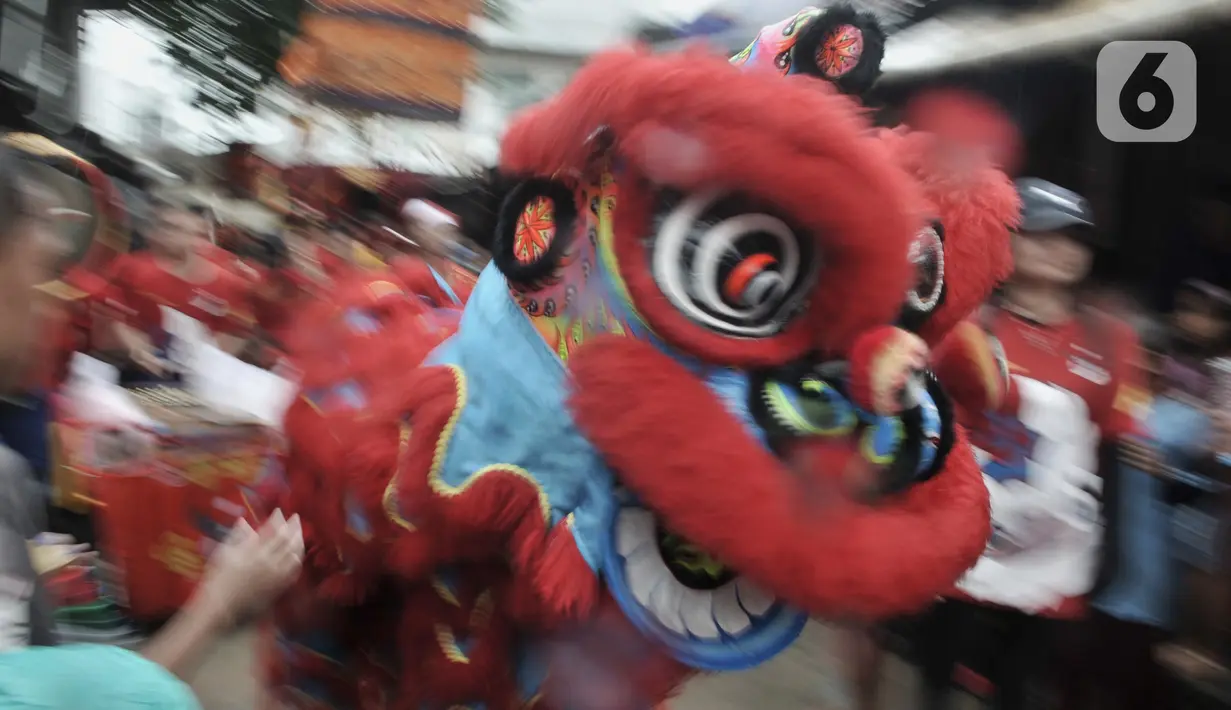 Atraksi barongsai saat perayaan Cap Go Meh Tahun Baru Imlek 2571 di Jatinegara, Jakarta, Minggu (9/2/2020). Meski hujan, perayaan Cap Go Meh berlangsung meriah dengan atraksi barongsai dan liong serta arakan dewa-dewa (rupang), mengelilingi kawasan Jatinegara. (merdeka.com/Iqbal S Nugroho)