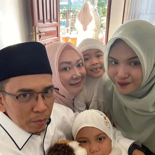 6 Potret Zahwa Nadhira Bareng Ayah dan Ibundanya