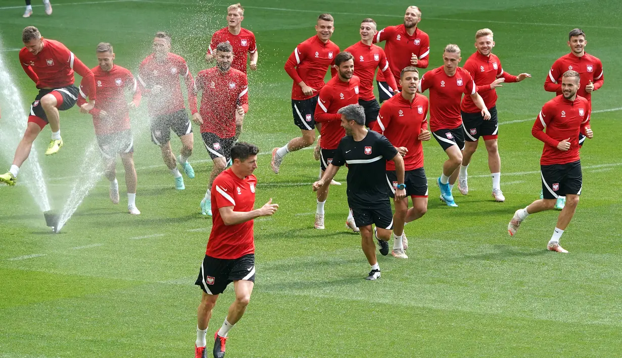 Para pemain timnas Polandia mengikuti sesi Latihan mereka di Arena Gdansk di Gdansk, Minggu (13/6/2021). Pertandingan pembuka Grup E Euro 2020 akan mempertemukan timnas Polandia vs timnas Slovakia di Stadion Krestovsky pada Senin (14/6) WIB. (JANEK SKARZYNSKI/AFP)