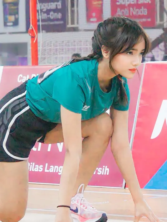 Pesona Fuji yang tak main-main saat ikut lomba lari. Ia mengenakan kaus jersey berwarna hijau, dipadunya dengan short pants hitam. [Foto: Instagram/fuji_an]