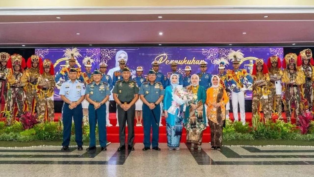Seperti diketahui, Ibu Bertiana bukanlah orang sembarangan. Sang suami merupakan Jenderal Bintang 3 TNI Angkatan Laut. Ya, Ia adalah Laksamana Madya TNI Dadi Hartanto.<br>