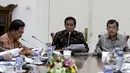 Ekspresi Presiden Joko Widodo dan Wakil Presiden Jusuf Kalla saat rapat bersama pimpinan BUMN di Istana Bogor, Jawa Barat, Senin (16/2/2015). Rapat tersebut membahas pengelolaan dana perusahaan(Liputan6.com/Faizal Fanani)