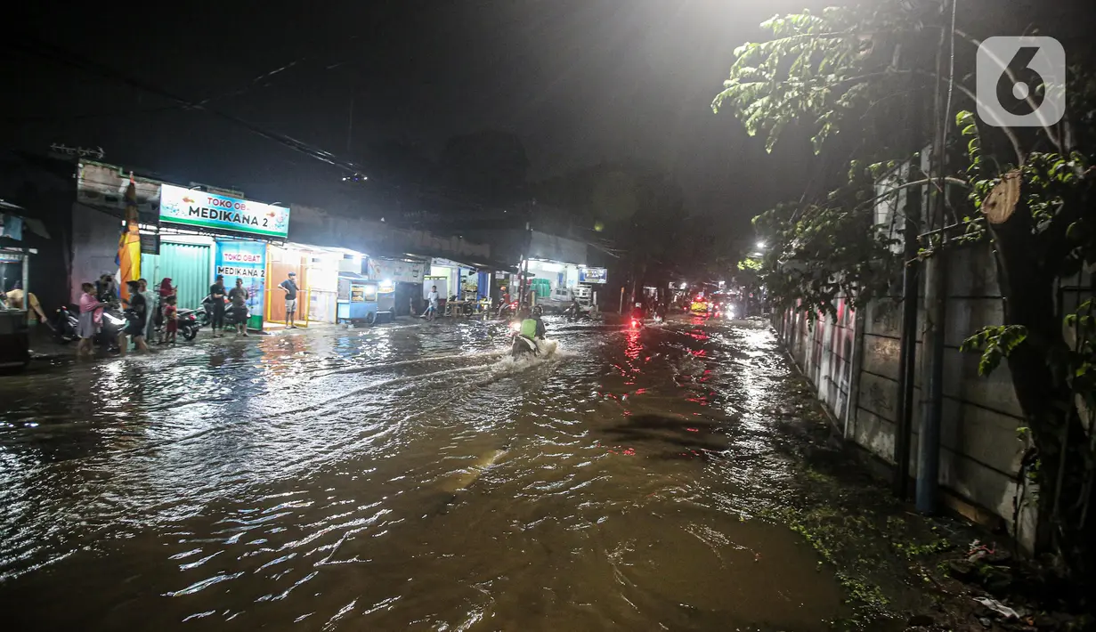 Kondisi banjir di Jalan Ciracas Raya, Jakarta, Jumat (12/8/2022). Hujan lebat yang terjadi sore tadi membuat Jalan Ciracas Raya tergenang air dan kendaraan terjebak banjir. (Liputan6.com/Faizal Fanani)