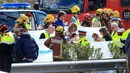 Sejumlah petugas darurat berkumpul di lokasi kecelakaan sebuah bus berisi mahasiswa asing di Jalan Raya AP7 dekat Kota Freginals, Spanyol, Minggu (20/3). Sedikitnya 13 penumpang tewas dalam insiden itu sementara puluhan lainnya luka-luka (PAU Barrena/AFP)
