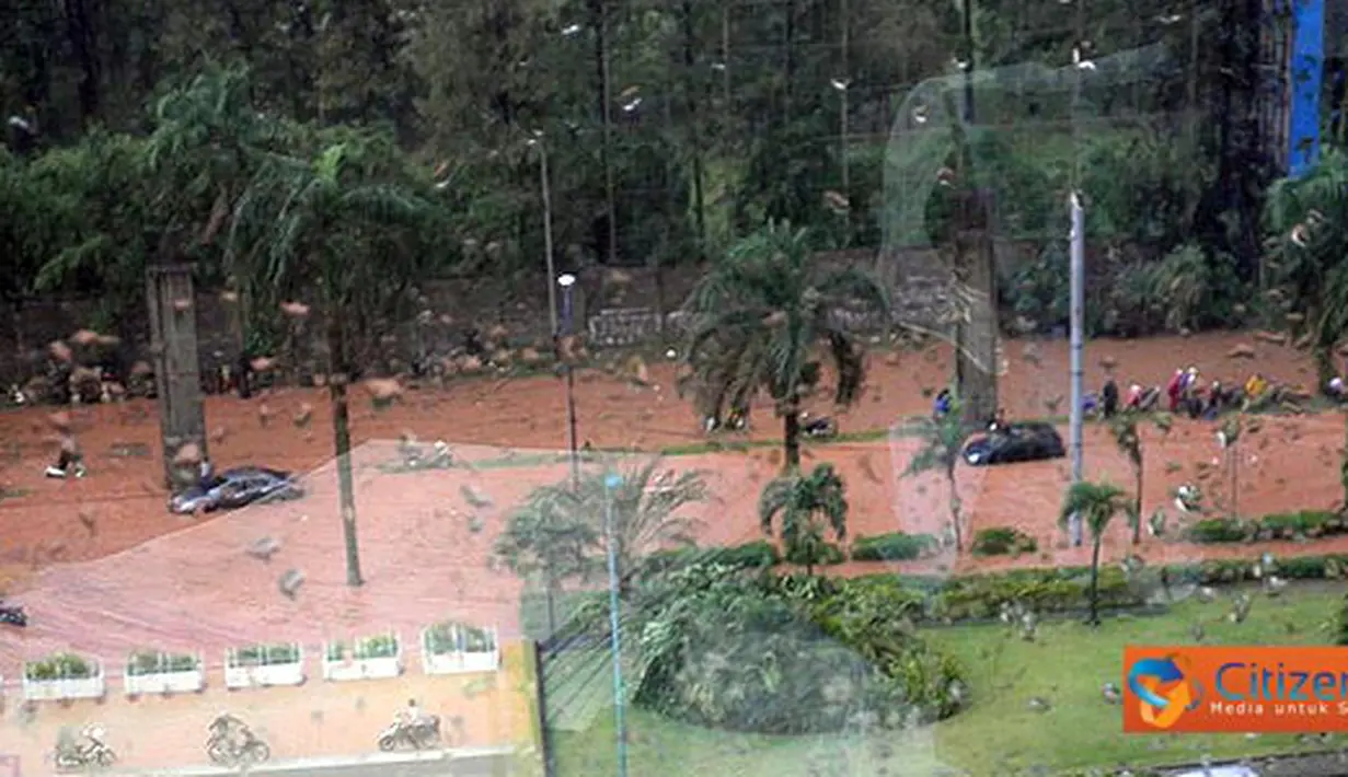 Citizen6, Jakarta: Mobil yang melintasi jalan Asia-Afrika Jakarta, banjir (Pengirim: Galih)