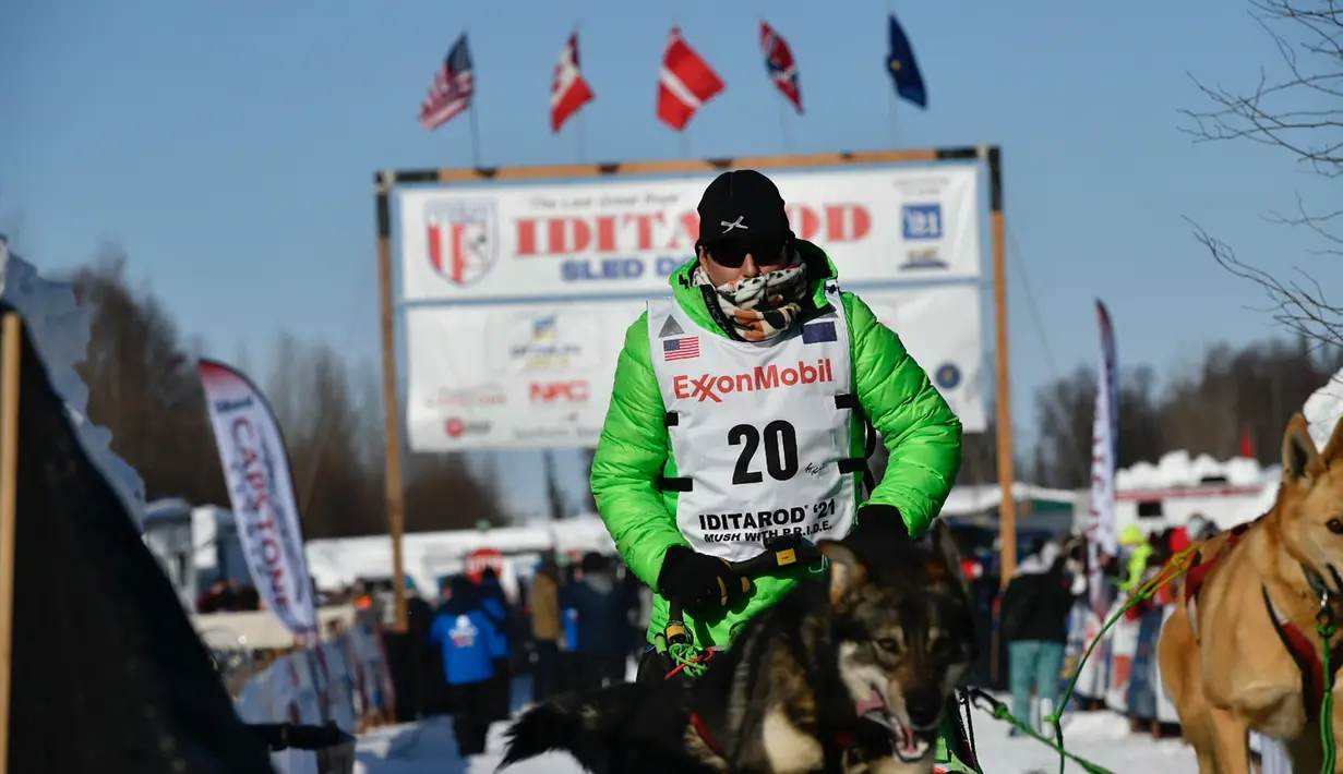 Ryan Redington meninggalkan garis start Iditarod Sled Dog Race di Deshka Landing di Willow, Alaska, Minggu (7/3/2021). Jarak yang harus ditempuh biasanya hampir 1.000 mil dan tahun ini dikurangi menjadi sekitar 100 mil. (Marc Lester/Anchorage Daily News via AP)