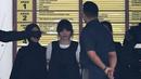Petugas mengawal tersangka Doan Thi Huong asal Vietnam (kedua kiri) usai menjalani sidang di Pengadilan Tinggi Shah Alam, Kuala Lumpur, Malaysia (2/10). Kim Jong-nam terbunuh dengan racun saraf VX dalam waktu sekitar 20 menit. (AFP Photo/Mohd Rasfan)