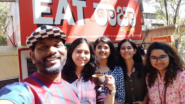 Potret pemilik Eat Raja berpose dengan pembelinya.