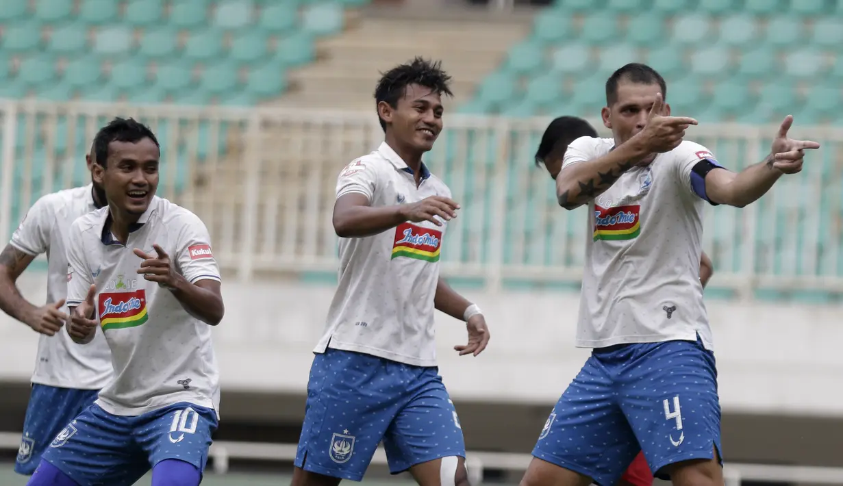 Bek PSIS Semarang, Wallace Costa, melakukan selebrasi usai mencetak gol ke gawang Tira Persikabo pada laga Shopee Liga 1 di Stadion Pakansari, Bogor, Jumat (22/11). PSIS menang 2-1 atas Tira Persikabo. (Bola.com/Yoppy Renato)