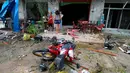 Warga berada di tempat kejadian setelah ledakan bom mobil di Southern Hotel, Provinsi Pattani, Thailand, Rabu (24/8). Diketahui ada dua bom yang meledak di sekitar Southern Hotel di kawasan Pantai Pattani, Thailand Selatan. (REUTERS/Surapan Boonthanom)