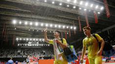 Ganda putra Indonesia Kevin Sanjaya/Marcus Gideon saat melawan wakil Thailand, Tinn Isriyanet/Kittisak Namdash, pada laga Indonesia Masters 2018 di Istora Senayan, Rabu (24/1/2018). Kevin/Marcus menang 21-16 21-16. (Bola.com/M Iqbal Ichsan)