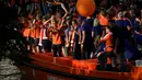 Para pemain timnas putri Belanda mengabadikan momen sambutan suporter dari atas perahu saat parade juara usai meraih trofi Piala Eropa Wanita 2017 di Sungai Utrecht, (7/8/2017). (AFP/John Thys)