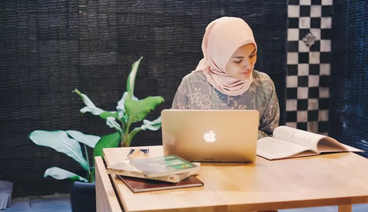 Tugas seorang Fiza tidak hanya menjadi ibu bagi kedua anaknya dan istri dari Ricky Harun. Sekarang ini ia mendapat amanah untuk menjadi seorang dosen jurusan Psikologi di salah satu perguruan tinggi swasta di Jakarta. (Instagram/herfiza)