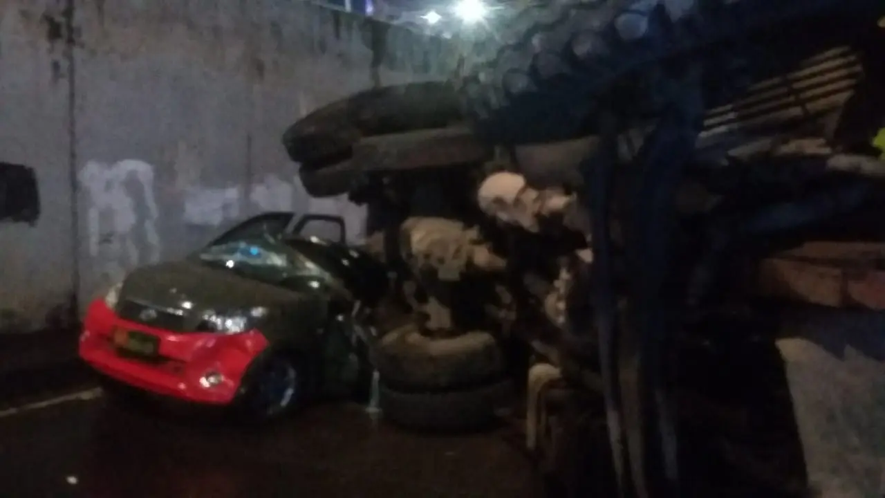 Truk terjun bebas di Jalan Gelora 2 Palmerah,  Jakarta Pusat dan menimpa mobil, pada Sabtu malam 27 Maret 2021
