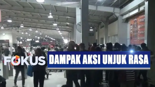 Penumpukan penumpang terjadi lantaran calon penumpang yang seharusnya naik dari Stasiun Palmerah dan Tanah Abang dialihkan ke Stasiun Kebayoran.