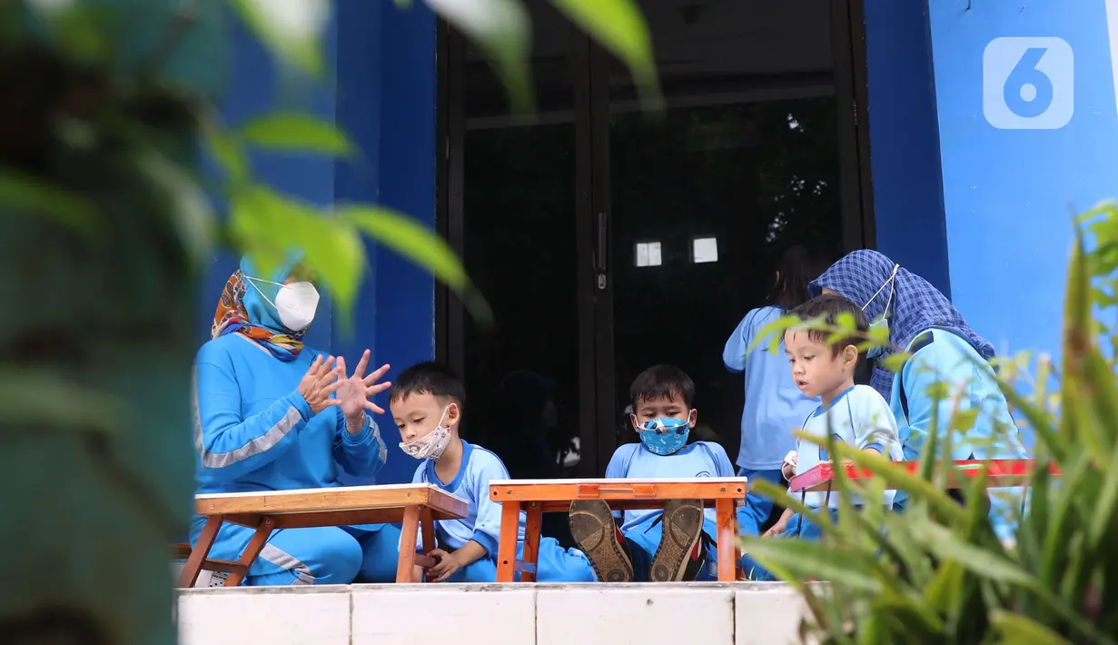 Murid Pendidikan Anak Usia Dini (PAUD) Anyelir Karang Tengah mengikuti kegiatan belajar di luar ruangan di kota Tangerang, Kamis (18/11/2021). Mereka tidak dapat menggunakan gedung fasilitas umum yang biasa untuk PAUD Anyelir karena harus membayar Rp 750 ribu / bulan. (Liputan6.com/Angga Yuniar)