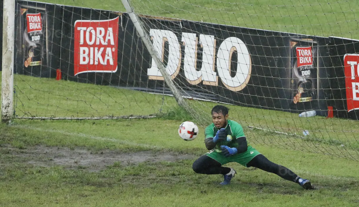 Kiper Perbanas, Adixi Lenzivio, saat pertandingan melawan UM pada laga Torabika Cup 2017 di Stadion Cakrawala, Malang, Rabu (22/11/2017). UM menang 3-0 atas Perbanas. (Bola.com/M Iqbal Ichsan)