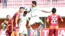 Pemain Surabaya United, Fandi Eko, duel udara dengan pemain Pusamania Borneo FC, Jajang Mulyana, pada babak 8 besar Piala Jenderal Sudirman di Stadion Maguwoharjo, Sleman, Minggu (13/12/2015). (Bola.com/Nick Hanoatubun)