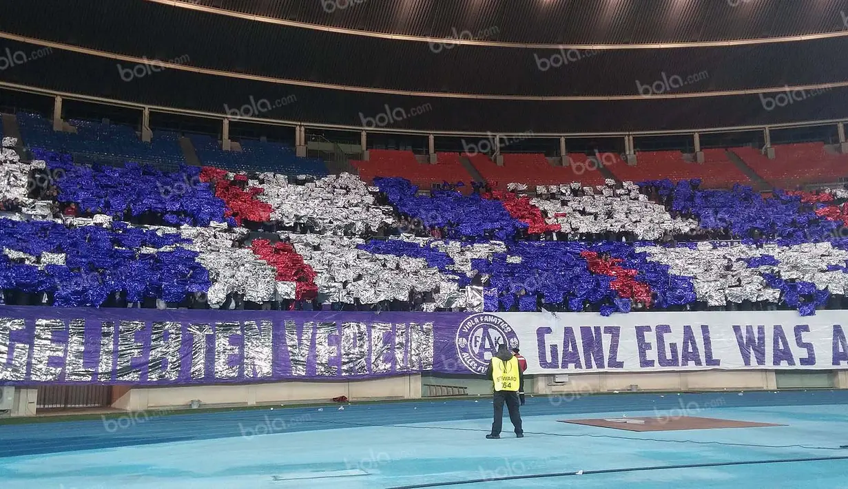 Pendukung tuan rumah memamerkan koreo dalam menyemangati pemain FK Austria Wien. (Bola.com/Reza Khomaini)