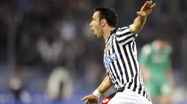 Udinese&#039;s foward Fabio Quagliarella celebrates after scoring against Werder Bremen during their quarter final UEFA cup match on April 16, 2009 in Udine. AFP PHOTO/DAMIEN MEYER