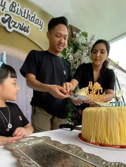 Di hari ulang tahunnya yang ke-20, Azriel Hermansyah mendapat kejutan dari Ashanty, Anang Hermansyah dan teman-temannya yang lain. Selamat ulang tahun, Jiel. (Instagram/ananghijau)