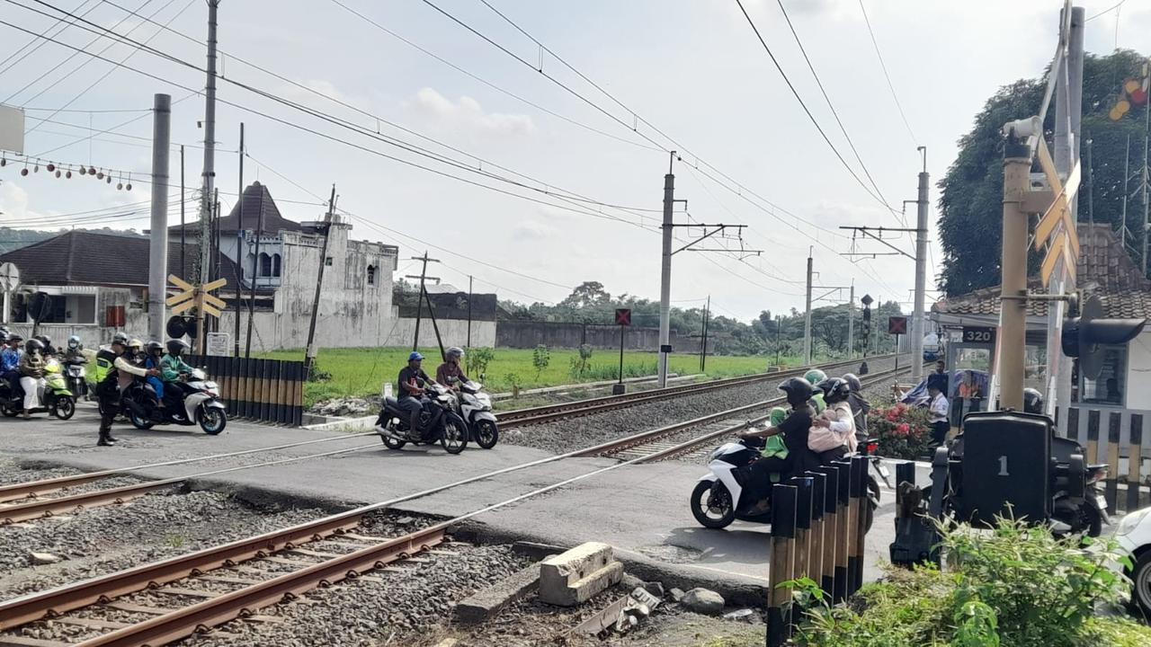Lokasi kecelakaan kereta vs mobil dan motor