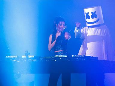 DJ sekaligus produser Amerika Serikat Marshmello (kanan) bersama bintang pop Lebanon Nancy Ajram membawakan single mereka "Sah Sah" pada seri konser Gamers8 di Riyadh, Arab Saudi, 11 Agustus 2022. Gamers8 adalah musim permainan besar-besaran yang berlangsung dari 14 Juli hingga 8 September di kerajaan gurun. (Nasser al-HARBI/AFP)