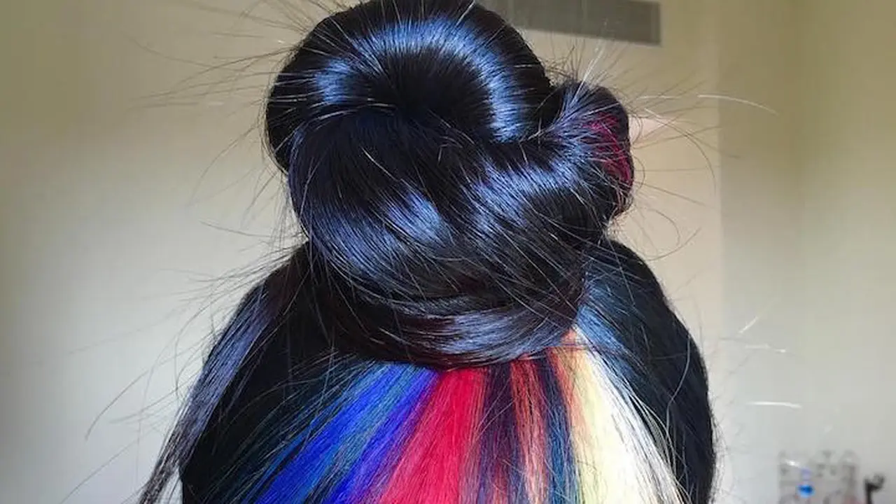 Menyembunyikan Pelangi Jadi Tren Rambut Terbaru, Penasaran?