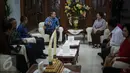 Ketua Umum PDI-P Megawati Soekarnoputri (kanan) berbincang dengan Ketua Umum Partai Amanat Nasional Zulkifli Hasan di kediaman Megawati di Jalan Teuku Umar, Jakarta, Selasa (22/11). (Liputan6.com/Faizal Fanani)