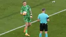 Ekspresi kiper Inggris, Jordan Pickford setelah berhasil mengahalu tendangan pemain Swiss, Manuel Akanji pada babak adu penalti laga perempat final Euro 2024 di Duesseldorf Arena, Duesseldorf, Jerman, Sabtu (06/07/2024). (AP Photo/Hassan Ammar)