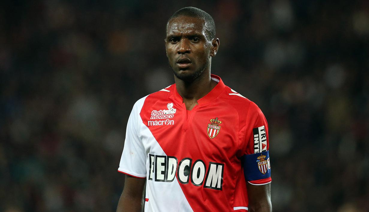 Bek AS Monaco, Eric Abidal saat menghadapi PSG pada laga Ligue-1 2013/2014 di Louis II Stadium, Monaco (7/9/2013). Didatangkan AS Monaco dari Barcelona pada awal musim 2013/2014 dengan status bebas transfer, Eric Abidal akhirnya dilepas gratis ke Hertha Berlin setelah hanya semusim membela AS Monaco. Pada Januari 2015 ia memutuskan pensiun saat membela Olympiacos. (AFP/Franck Fife)