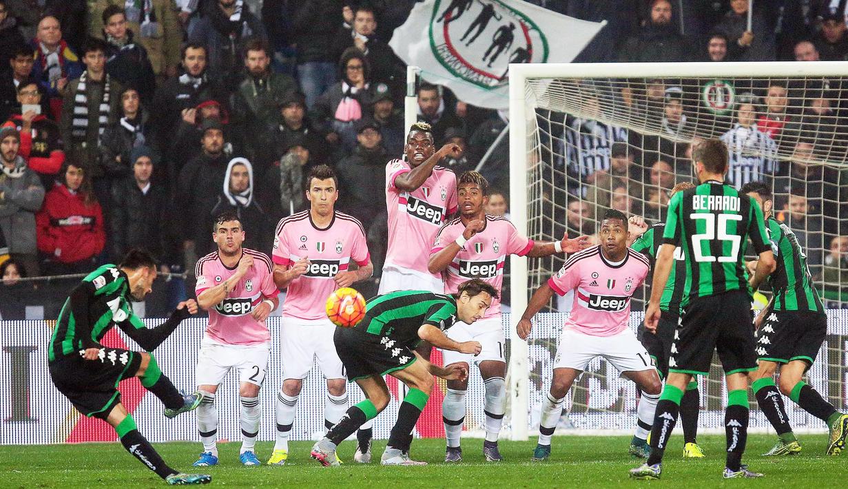 Pemain Sassuolo, Nicola Sansone mencetak gol ke gawang Juventus pada laga Serie A di Stadion Mapei, Italia, Rabu (28/10/2015). (EPA/Elisabetta Baracchi)