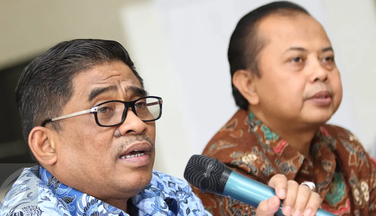 Plt Gubernur DKI Jakarta, Sumarsono memberikan keterangan usai silaturahmi dengan Ketua KPU Jakarta Sumarno di kantor KPU DKI Jakarta, Jumat (28/10). Pertemuan guna koordinasi terkait pelaksanaan Pilkada DKI 2017. (Liputan6.com/Immanuel Antonius)