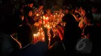 Menjelang malam perayaan Imlek, ratusan etnis Tionghoa memadati Klenteng Boen Tek Bio di Pasar Lama, Tangerang, Rabu (18/2/2015) malam. (Liputan6.com/Johan Tallo) 