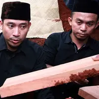 Denny Cagur, anak kandung dari almarhum Rodjali dibantu rekan-rekan dalam proses pemakaman sang ayah. Rupanya seminggu sebelum meninggalnya Rodjali bin Toto, Denny Cagur sempat mengunggah foto bersama sang ayah. (Deki Prayoga/Bintang.com)