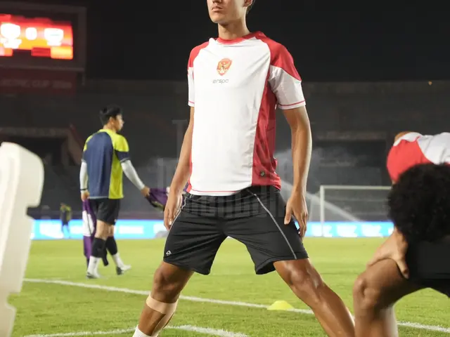 <p>Rafael Struick latihan jelang laga Timnas Indonesia vs Myanmar di Piala AFF 2024. (dok. X @timnasindonesia/<a href="https://x.com/TimnasIndonesia/status/1865903205236064349/photo/2">https://x.com/TimnasIndonesia/status/1865903205236064349/photo/2</a>)</p>