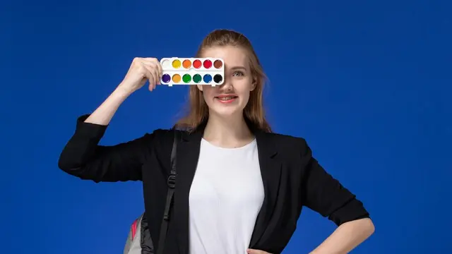 Seorang perempuan memegang palet warna (Foto Dok: Freepik/ KamranAydinov)