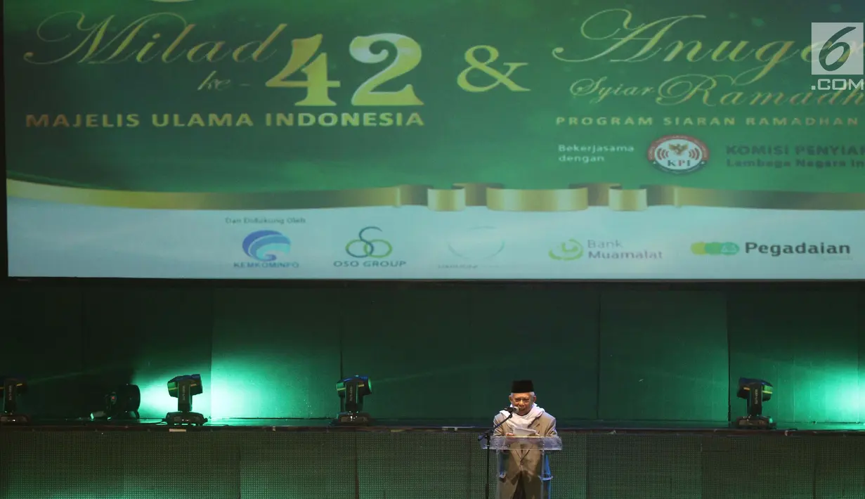 Ketua MUI KH Ma'ruf Amin menyampaikan sambutan pada acara Milad MUI ke-42 dan Anugerah Syiar Ramadan 2017 di Jakarta, Kamis malam (26/7). Milad MUI juga diisi dengan peluncuran buku Penggerak Ulama Pelindung Umat. (Liputan6.com/Herman Zakharia)