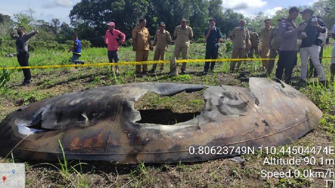 Objek sampah antariksa yang ditemukan di Sanggau, Kalimantan Barat. Dok: Peneliti Senior BRIN, Thomas Djamaludin