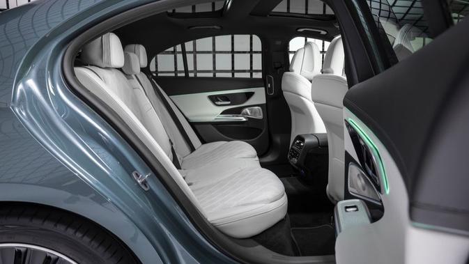 Dimensi yang diperbesar tentunya menjamin kelegaan ruang yang lebih besar di interior.  E-Class selalu menawarkan ruangan paling luas di kelasnya.  Kemungkinan itu tidak akan menjadi pengecualian untuk generasi berikutnya ini.  (Sumber: caranddriver.com)
