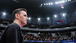 Pelatih Timnas Futsal Indonesia, Hector Souto, mengamati permainan anak asuhnya saat melawan Irak dalam laga Grup A Piala Asia Futsal 2026 di Indonesia Arena, Jakarta, Sabtu (31/1/2026). (Bola.com/Bagaskara Lazuardi)
