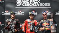 (Dari kiri ke kanan) Pembalap MotoGP Italia dari tim Aprilia Racing yang berada di posisi kedua, Marco Bezzecchi, pembalap MotoGP Spanyol dari tim Ducati Lenovo yang berada di posisi pertama, Marc Marquez, dan pembalap MotoGP Spanyol dari tim Red Bull KTM Factory Racing yang berada di posisi ketiga, Pedro Acosta, merayakan kemenangan di podium setelah memenangkan Moto GP Ceko di sirkuit Masaryk di Brno, Republik Ceko pada 20 Juli 2025. (Michal Cizek /AFP)