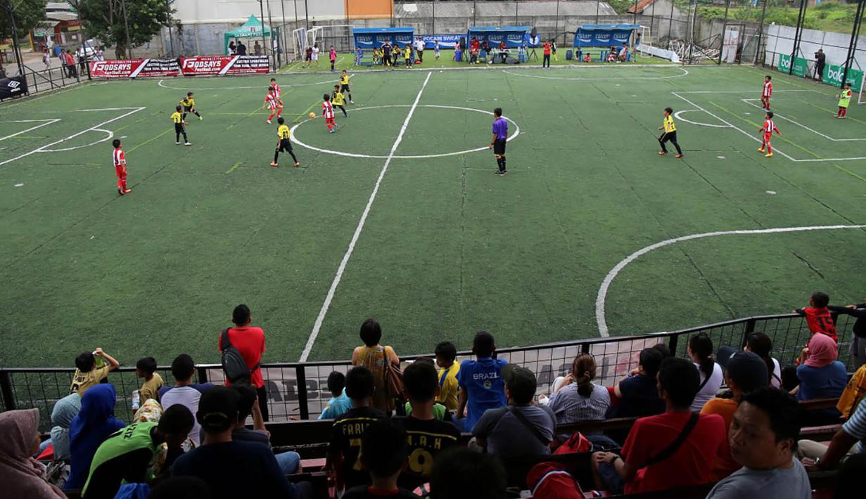 Suasana kemeriahan laga Liga Bola Indonesia kategori U-8 dan U-9. Pada puncak klasemen Serpong City semakin kokoh dipuncak dengan mengoleksi 40 poin. (Bola.com/Liga Bola Indonesia) 