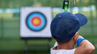 Ilustrasi olahraga panahan. (Photo by Norbert Braun on Unsplash)