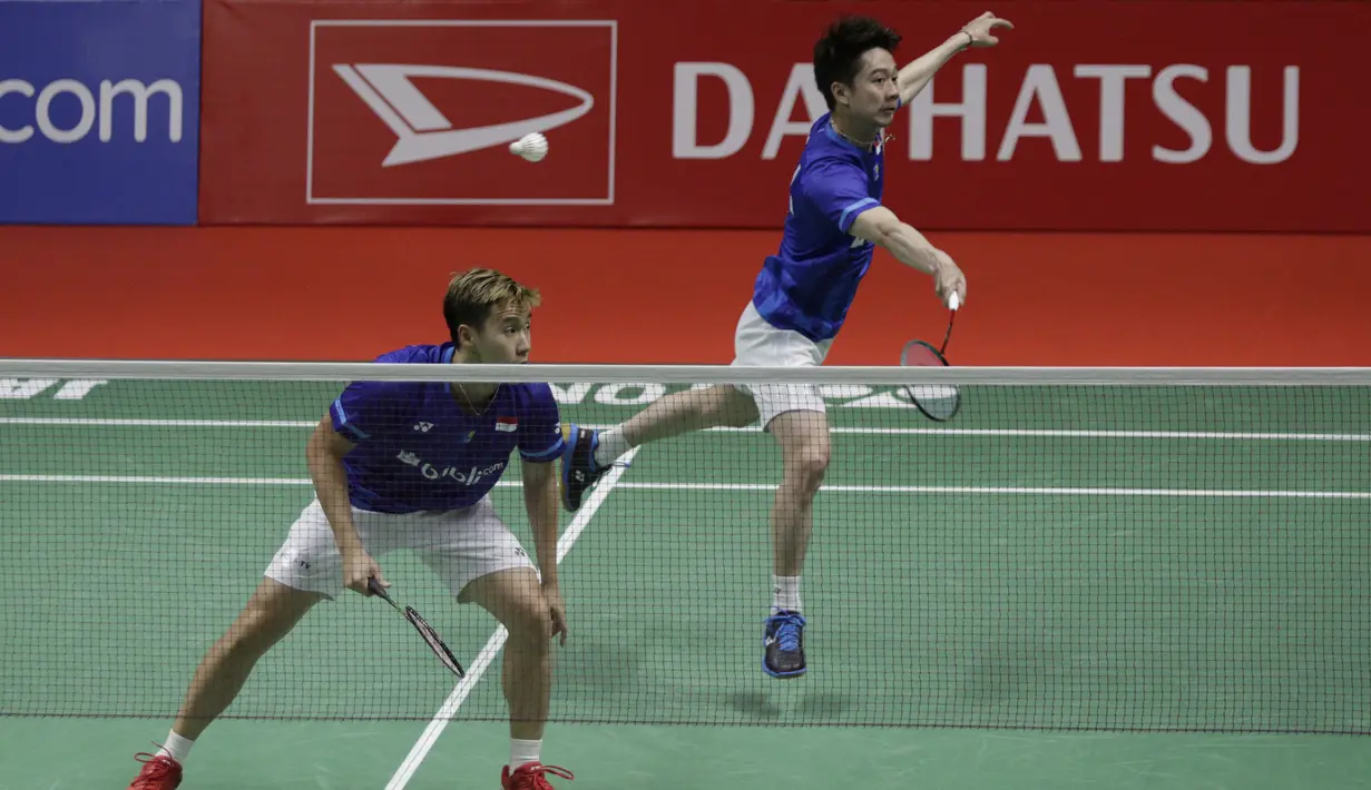 Ganda Putra Indonesia, Kevin Sanjaya/Marcus Fernaldi, saat melawan Mohammad Ahsan/Hendra Setiawan, pada laga final Daihatsu Indonesia Masters 2020 di Istora, Jakarta, Minggu (19/1). Kevin/Marcus menang 21-15, 21-16. (Bola.com/M Iqbal Ichsan)